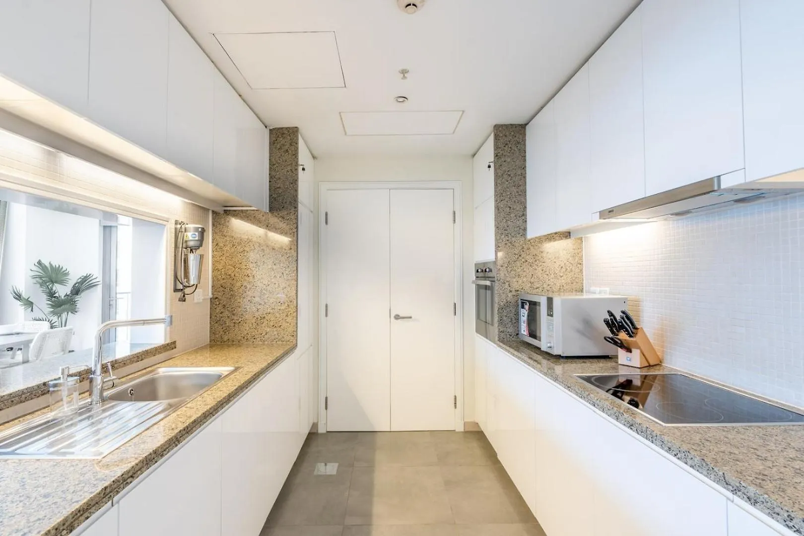 Guestready - Upscale Modern Apt In Downtown Dubai 0*,